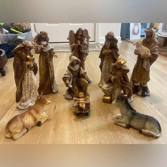 Resin Golden Nativity - Picture 1 of 7